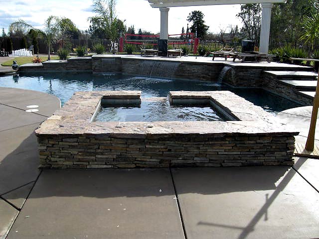 Raised spa and pool in Elk Grove, Ca
