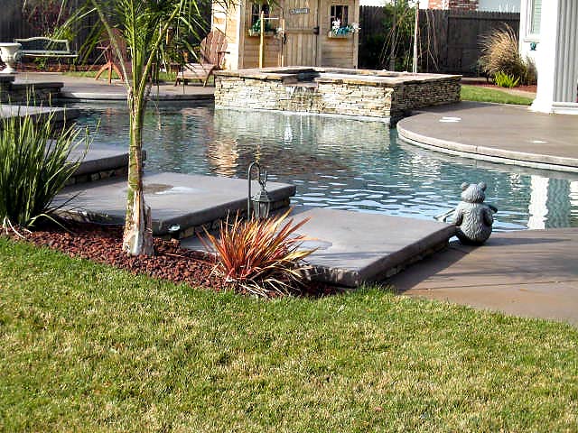 Raised spa and pool in Elk Grove, Ca