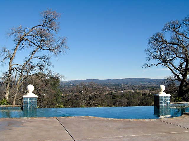 Infinite edge pool in Lincoln, Ca